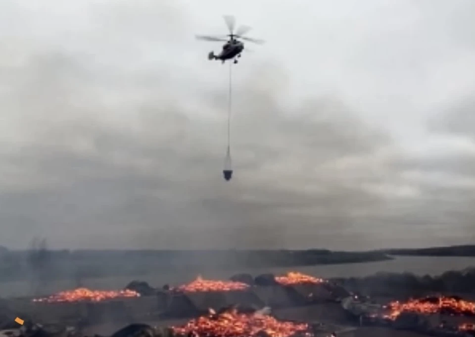 Для тушения пожара под Тверью пришлось привлекать вертолёт. Фото: МЧС по Тверскрй области