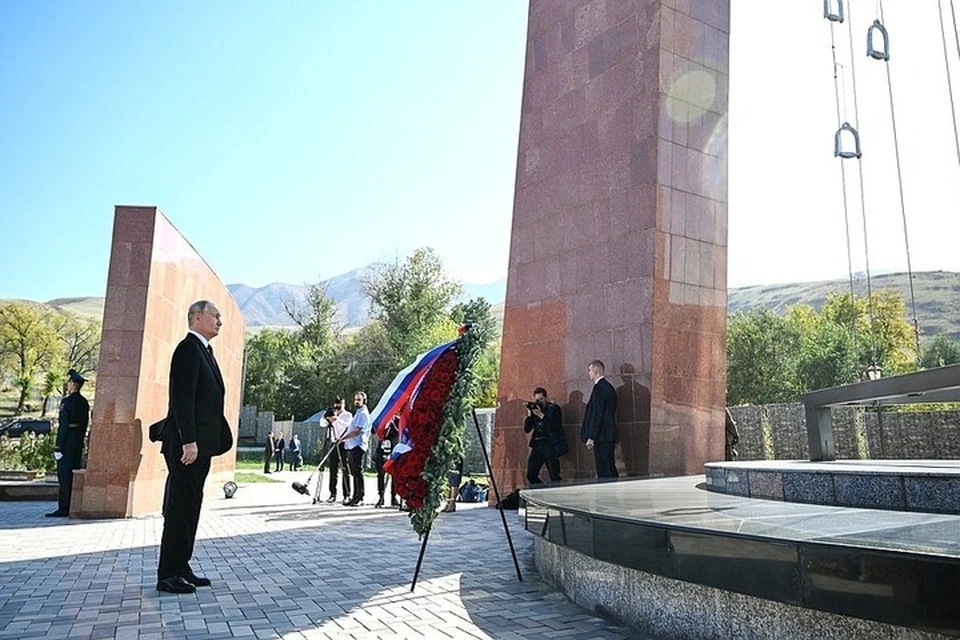 Путин возложил венок к мемориалу «Ата-Бейит» в Киргизии Фото: пресс-служба Кремля