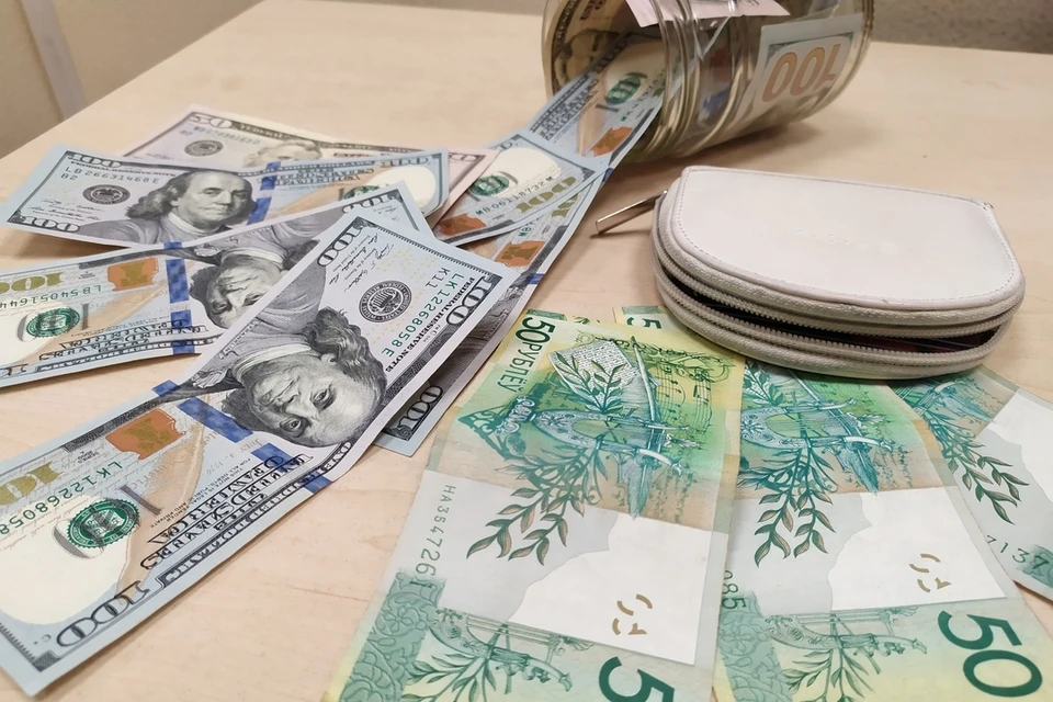 Нацбанк Беларуси сохранил сниженный курс доллара и евро на выходные 14 и 15 октября 2023 года.
