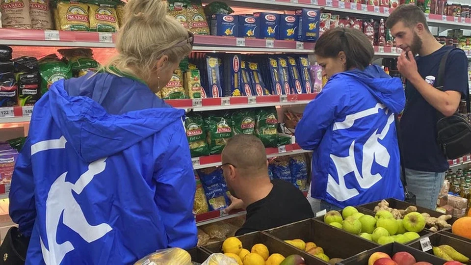 Специалисты проверили выбранный магазин в центре Геническа. ФОТО: херсонское отделение "Единой России"