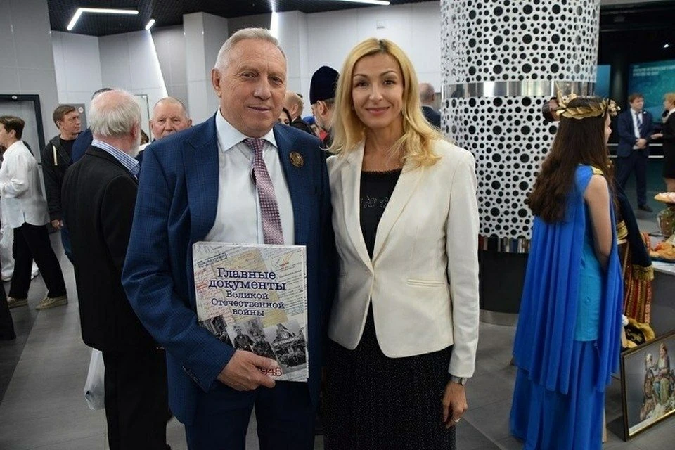 От «Комсомольской правды» исторический парк получил в подарок книгу «Главные документы Великой Отечественной войны».