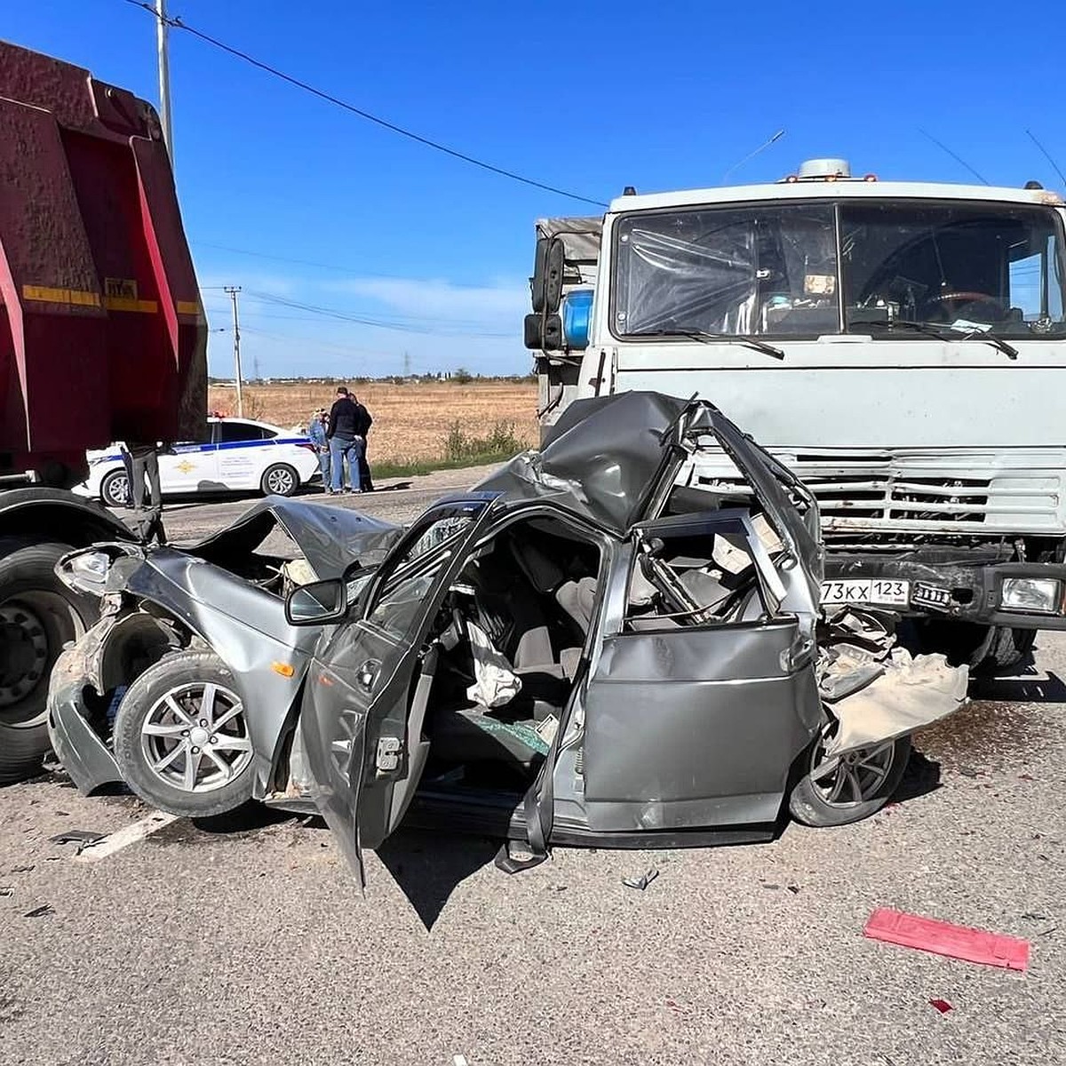 На Кубани в ДТП попали два грузовика и легковой автомобиль - KP.RU