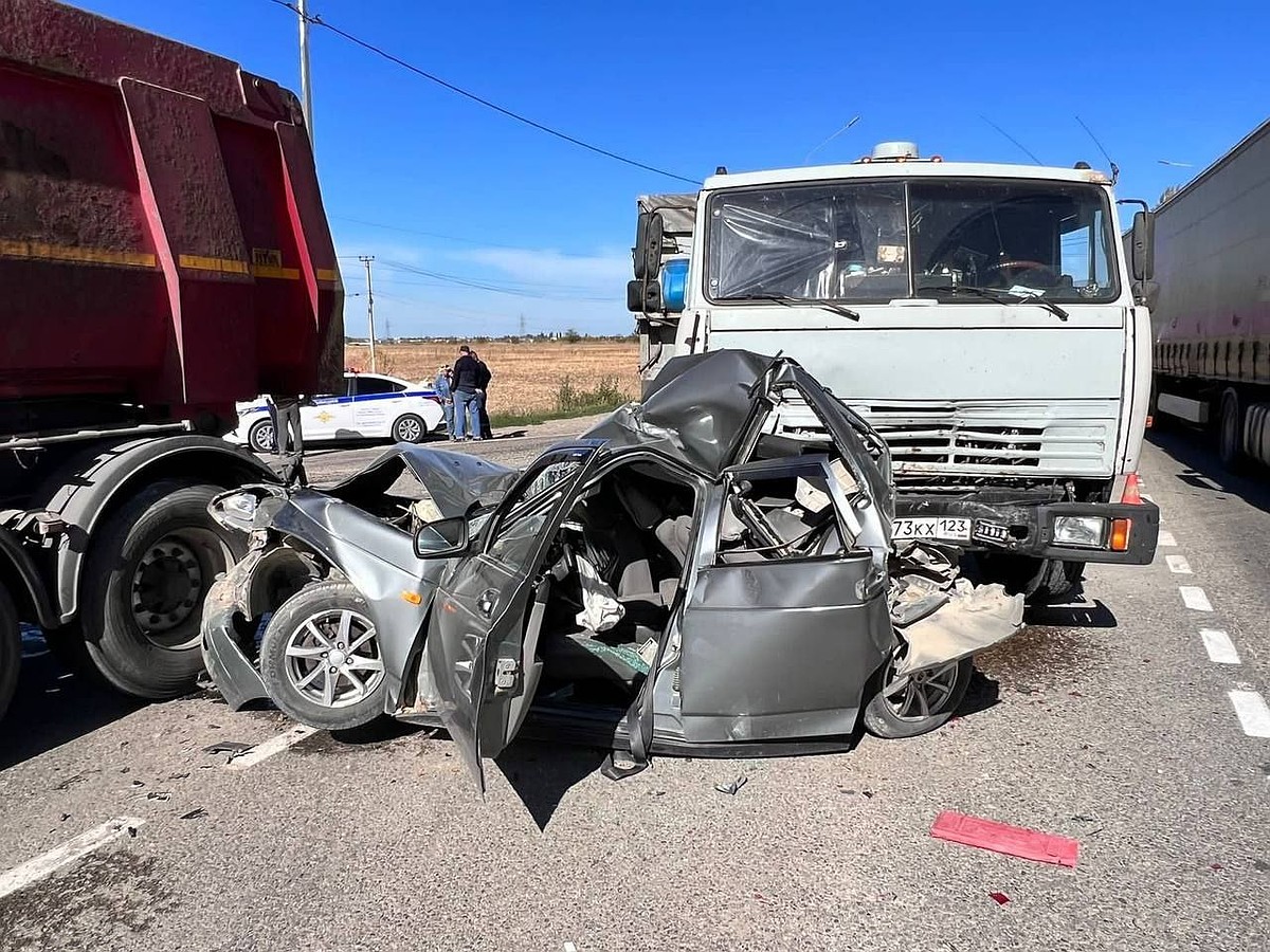 На Кубани в ДТП попали два грузовика и легковой автомобиль - KP.RU