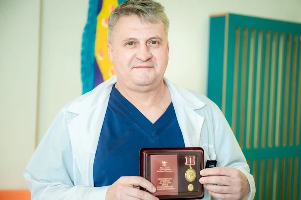Игорь Гладышев получил награду за заслуги перед отечественным здравоохранением. Фото: пресс-служба правительства Челябинской области