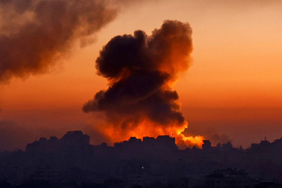 После ракетных ударов по Газе Израиль планирует начать наземную операцию.