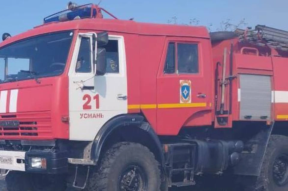 Пожарные эвакуировали четырех жильцов горящего дома под Липецком