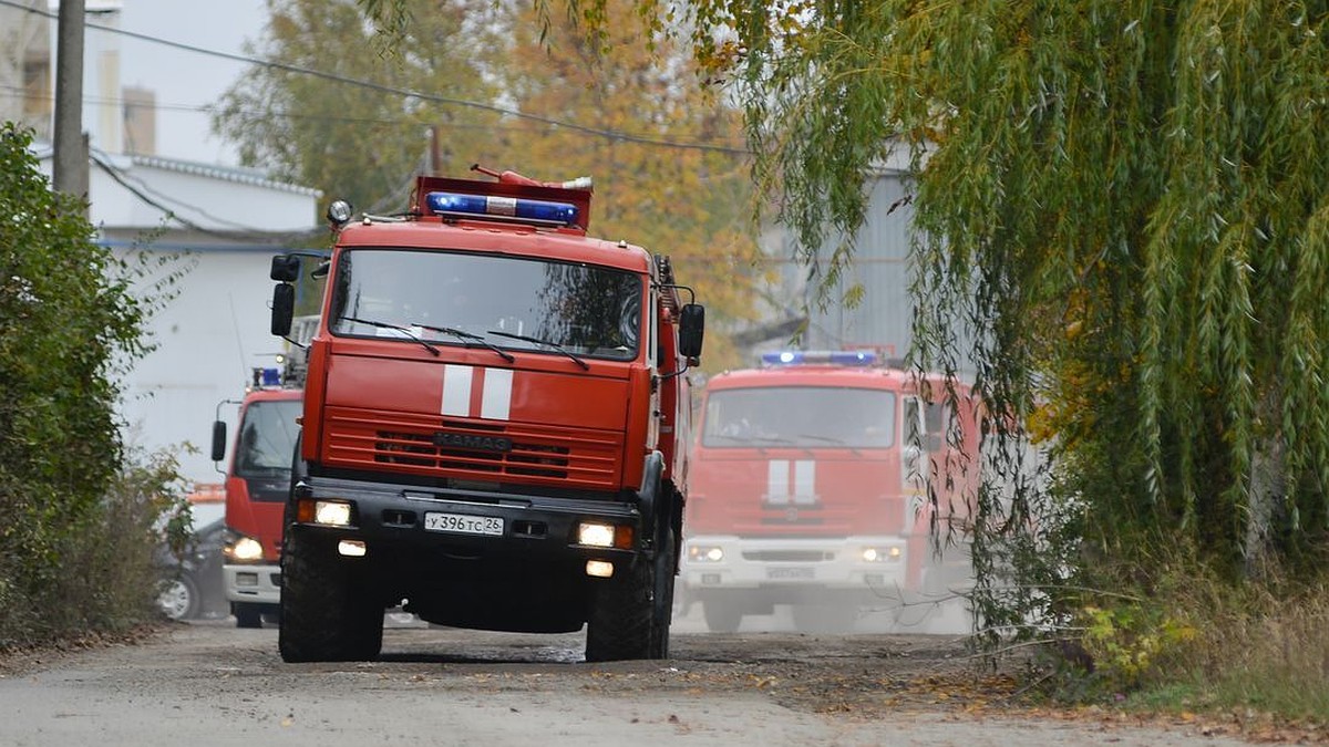 Жители дома почувствовали запах гари: в Новосибирске около жилых домов  заметили пожарные машины - KP.RU