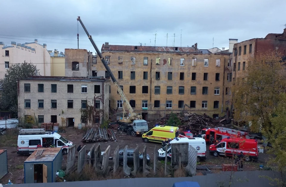 Рабочий пострадал из-за обрушения здания. Фото: t.me/sos_spb_snos