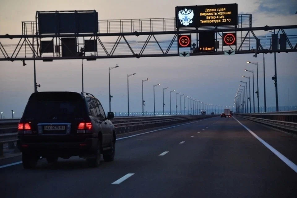 В очереди перед Крымским мостом со стороны Кубани стоят 30 авто