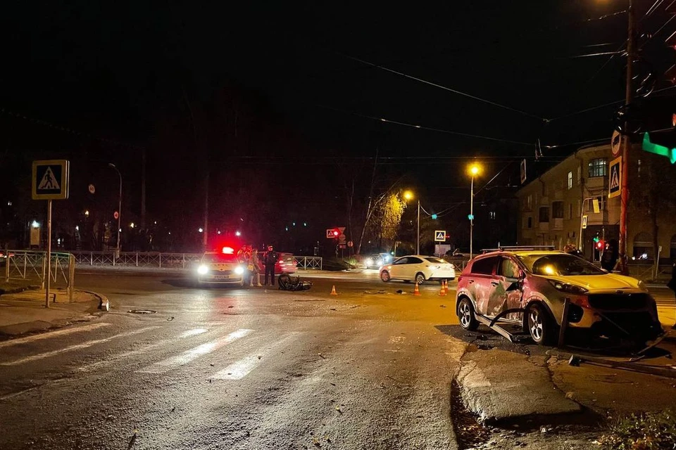 В Новосибирске на улице Богдана Хмельницкого произошла авария с мотоциклом. Фото: Госавтоинспекция по НСО