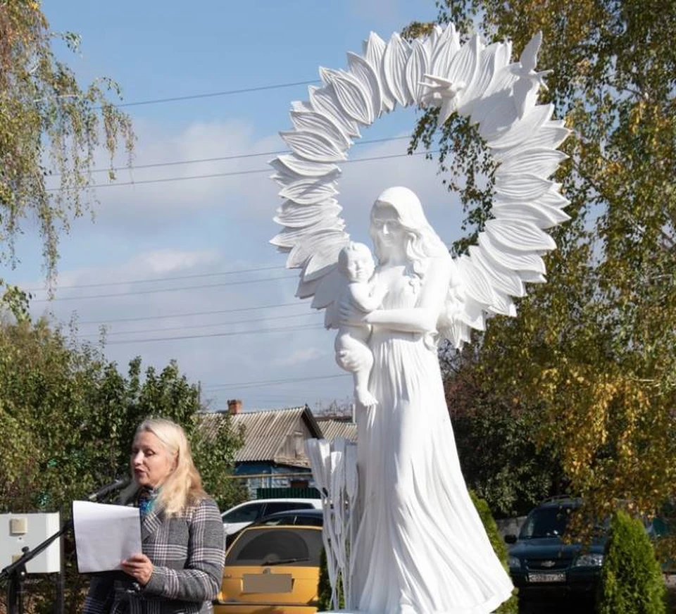 В воронежском Калаче открыли необычный памятник «Нежность матери» - KP.RU