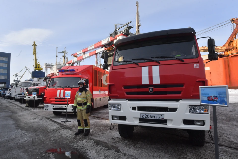 В Саратове пожар охватил гараж, три машины и мотоцикл. Фото: Архив КП