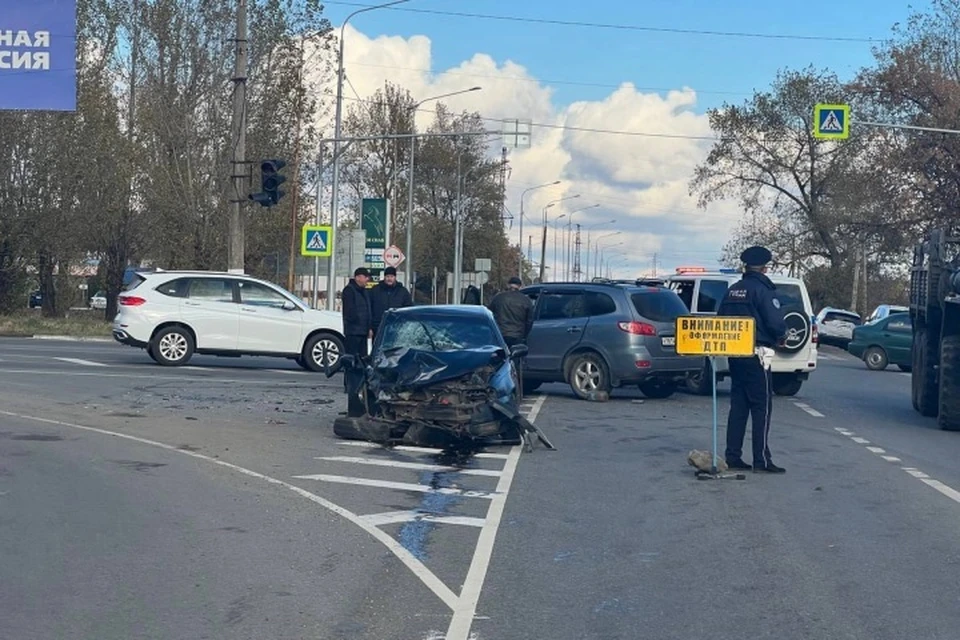 В Перевальском районе при проезде перекрестка произошло дорожное происшествие. Фото - УГИБДД МВД по ЛНР