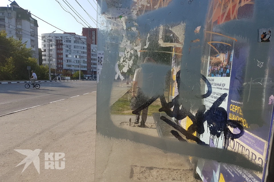 Стеклянную остановку у стадиона «Спартак» в Рязани часто атакуют вандалы.