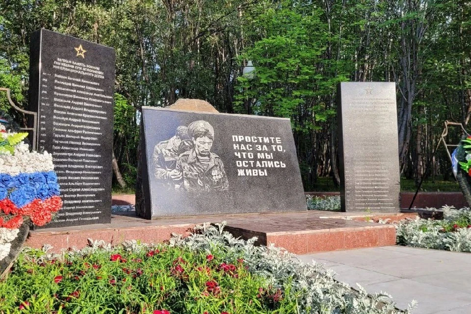 Действия северянки попали на камеру: натянув капюшон, она подошла к мемориалу с пакетом, достала оттуда емкость с краской и выплеснула ее. Фото: Администрация города Мурманска
