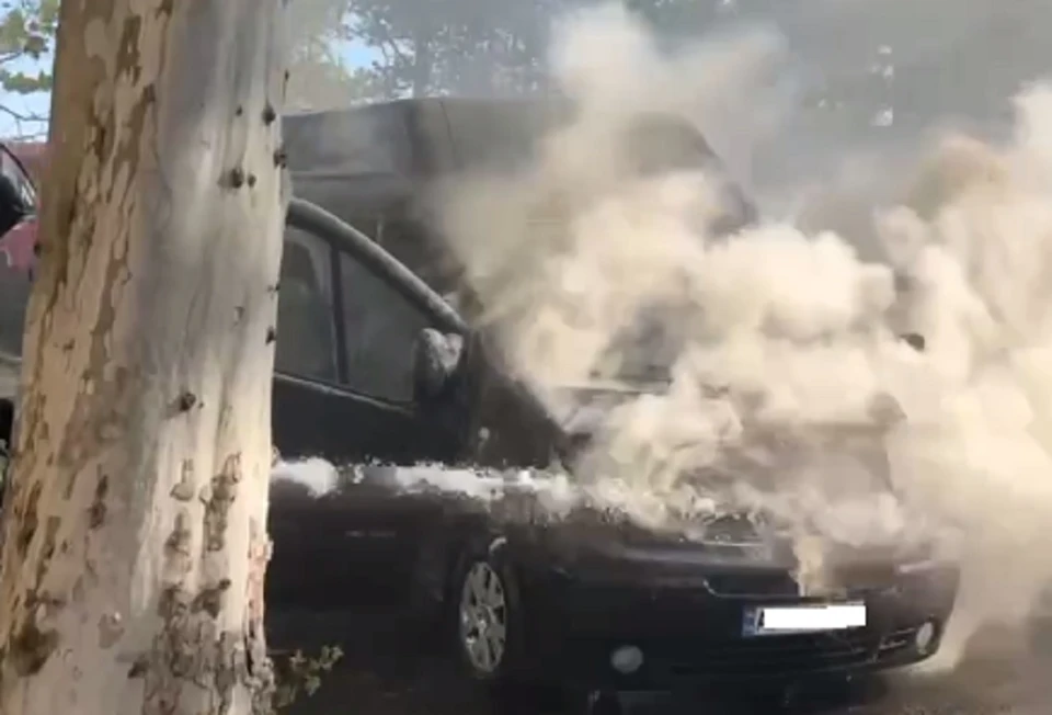 Автомобиль загорелся при движении. Фото: администрация города Мелитополя