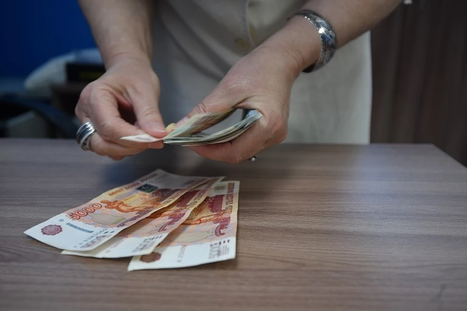 Три из четырех опрошенных откладывают деньги с зарплаты