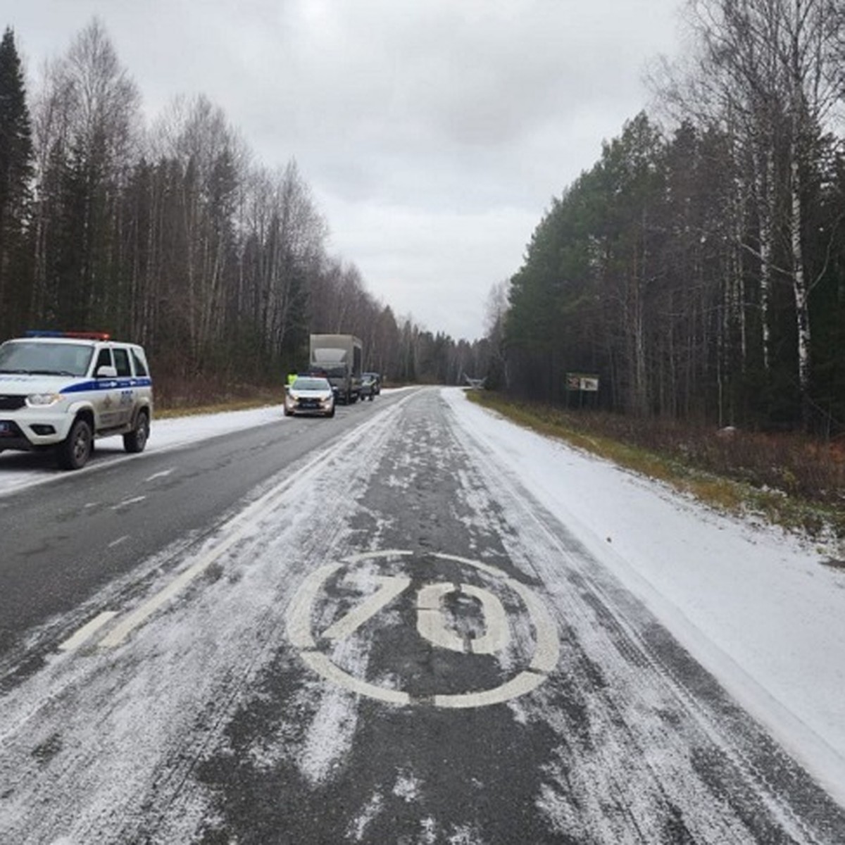 На уральской трассе случился коллапс из-за снега и гололеда - KP.RU