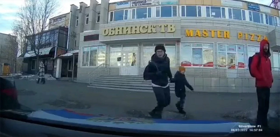 Женщине, которая плюнула на флаг России, отказали в снятии судимости