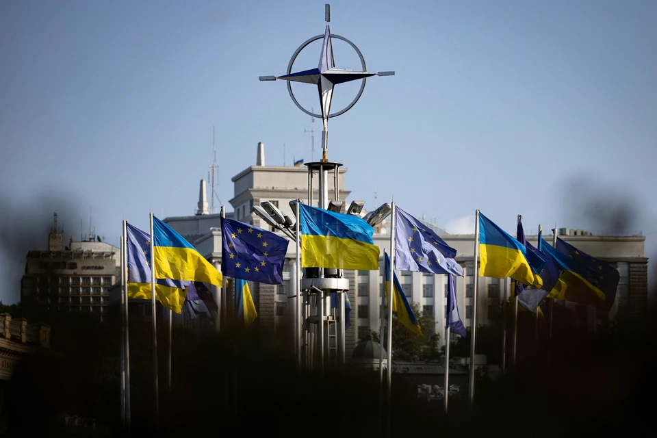 Флаги Украины и ЕС в центре Киева.
