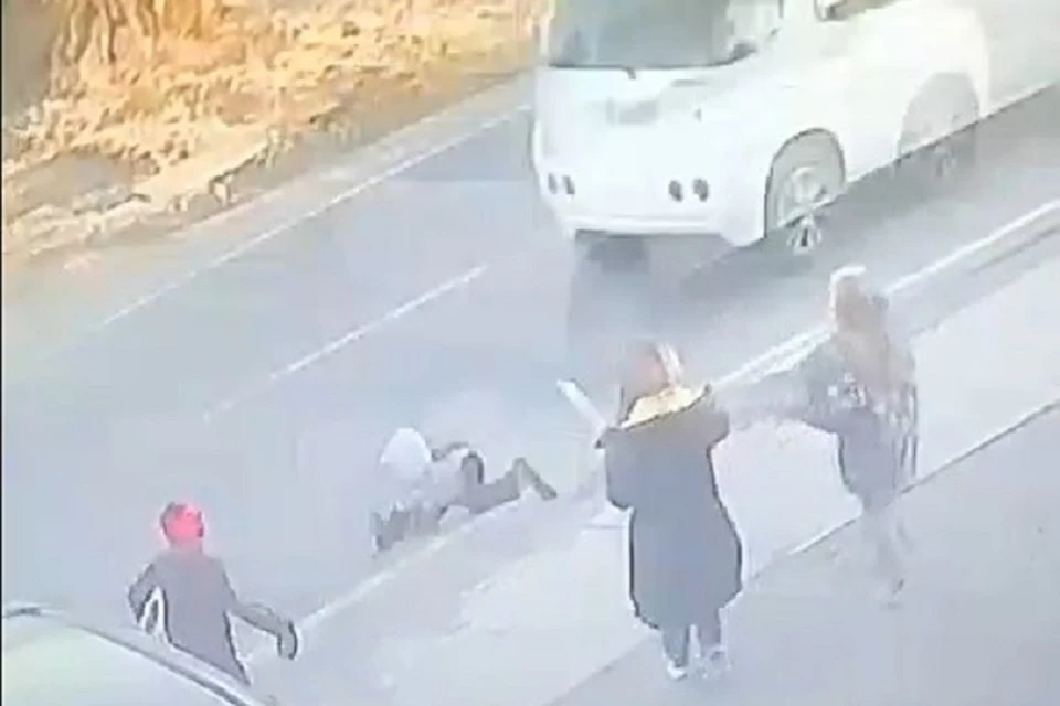 Неизвестный водитель сбил ребенка и уехал с места ДТП Фото: скриншот из видео