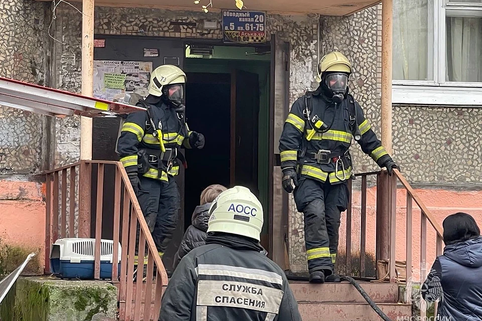 Днем 24 октября в пятиэтажном доме на проспекте Обводный канал, 20 в Архангельске случилась пожар, который начался с квартиры на первом этаже. Фото: Служба Спасения им. И.А. Поливаного / vk.com/aocc29