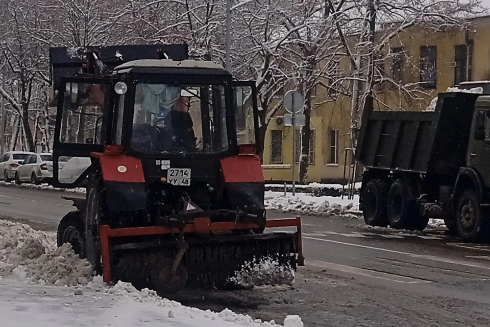 В Липецке 35 машин и 120 коммунальщиков очищают дороги от наледи после снегопада