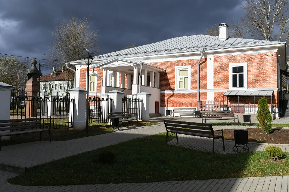 Одно из отремонтированных зданий музея.