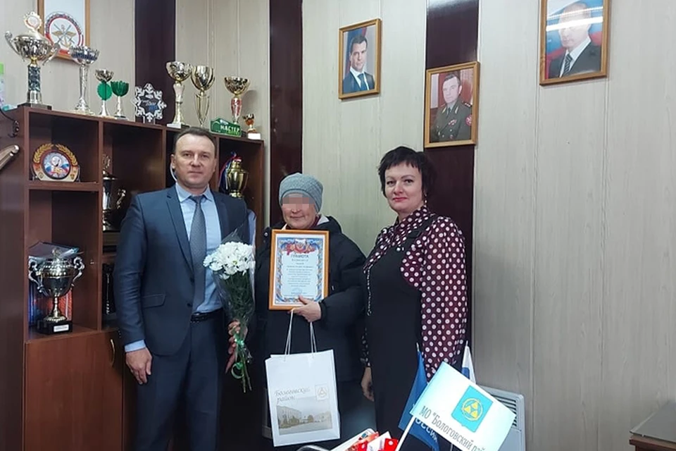 Представители власти передали матери бойца из Бологое благодарность за воспитание сына Фото: vk.com/bolrayon