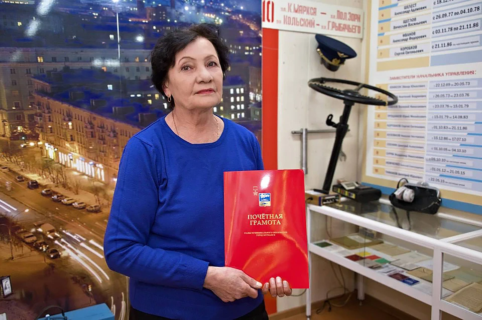 Почетной грамоты главы муниципального образования удостоена диспетчер Лидия Николаевна Антонова, которая работает в отрасли уже 27 лет. Фото: Администрация города Мурманска