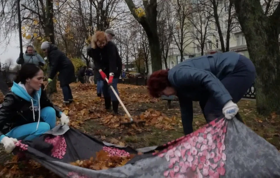 Местные жители убирают в своих городах парки, скверы, дороги. Фото: администрация Луганска
