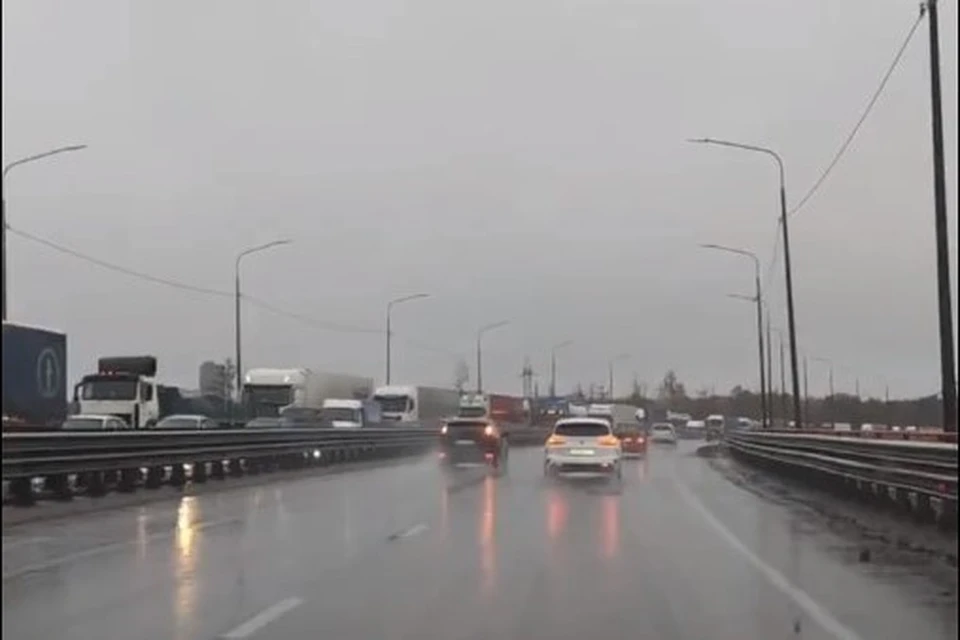 Шестикилометровая пробка образовалась из-за обрыва проводов в Рязани.