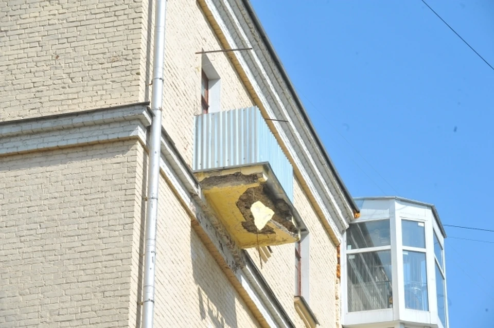 Предварительно установлено, что жители дома нарушили конструкцию балкона при ремонте. Источник: Архив "КП"