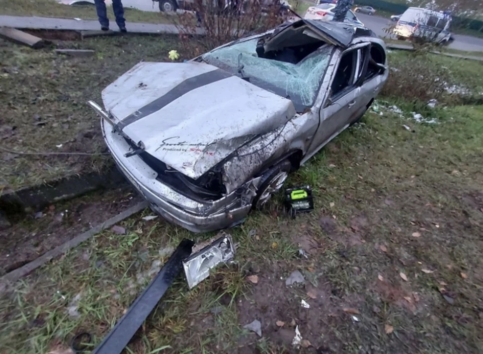 Водитель автомобиля "Scoda" вылетел в кювет в Смоленске. Фото: «Подслушано Смоленск» ВКонтакте.