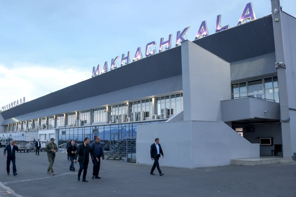 Руководители Дагестана на территории международного аэропорта Махачкалы. Фото: Муса Салгереев/ТАСС