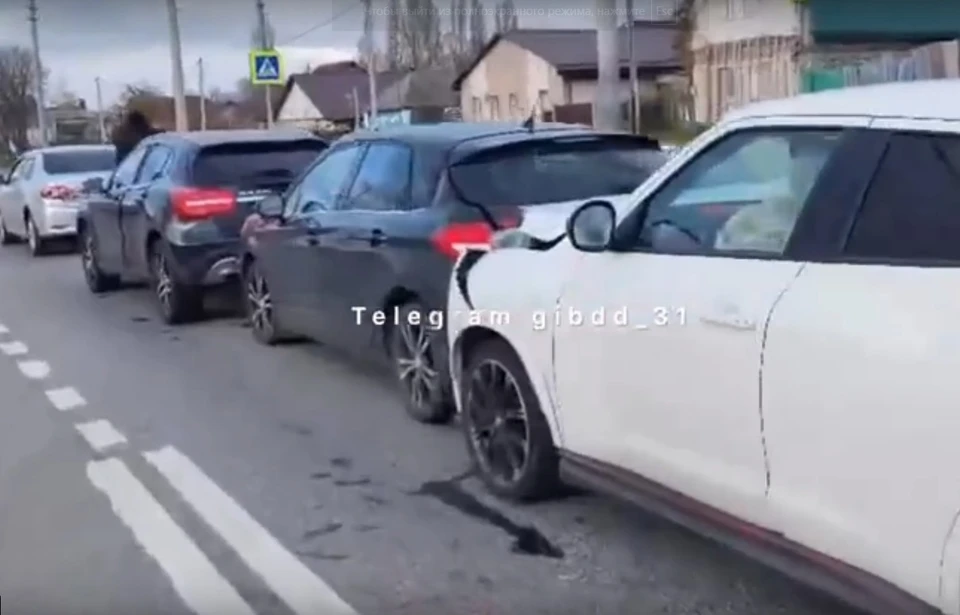 В Белгороде на Сумской улице столкнулись четыре авто. Фото: телеграм-канал УГИБДД УМВД России по Белгородской области.