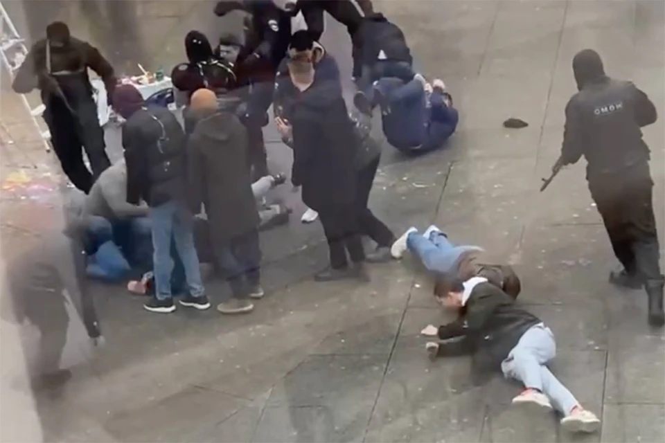 Четырех «ряженых» ОМОНовцев отправили под арест на пять суток в Петербурге. Фото: ht.me/chp_piter