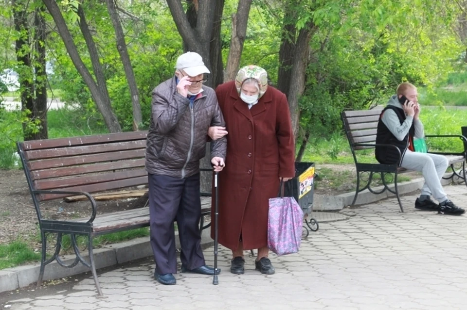 Женщин пожилого возраста значительно больше.