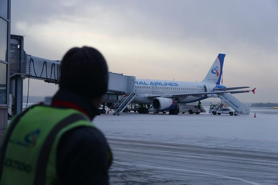 Рейс екатеринбург пхукет. ЕКБ Москва самолет. Кольцово посадка пассажиров. В Екатеринбурге сегодня летают самолеты. АК жол Москва самолет.