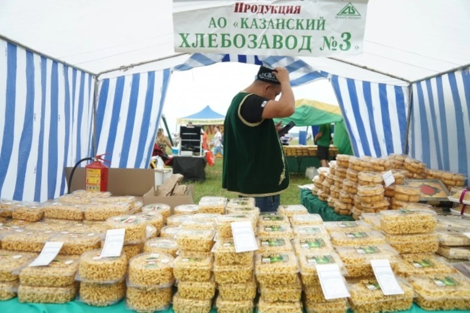 На полках можно найти газированные напитки, соки, сладости, включая известный татарстанский десерт чак-чак