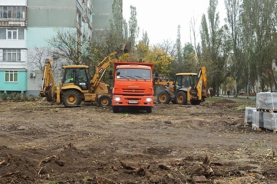 Строители уже расчистили территорию и выравнивают площадь для засыпки щебнем. ФОТО: администрация Бердянска