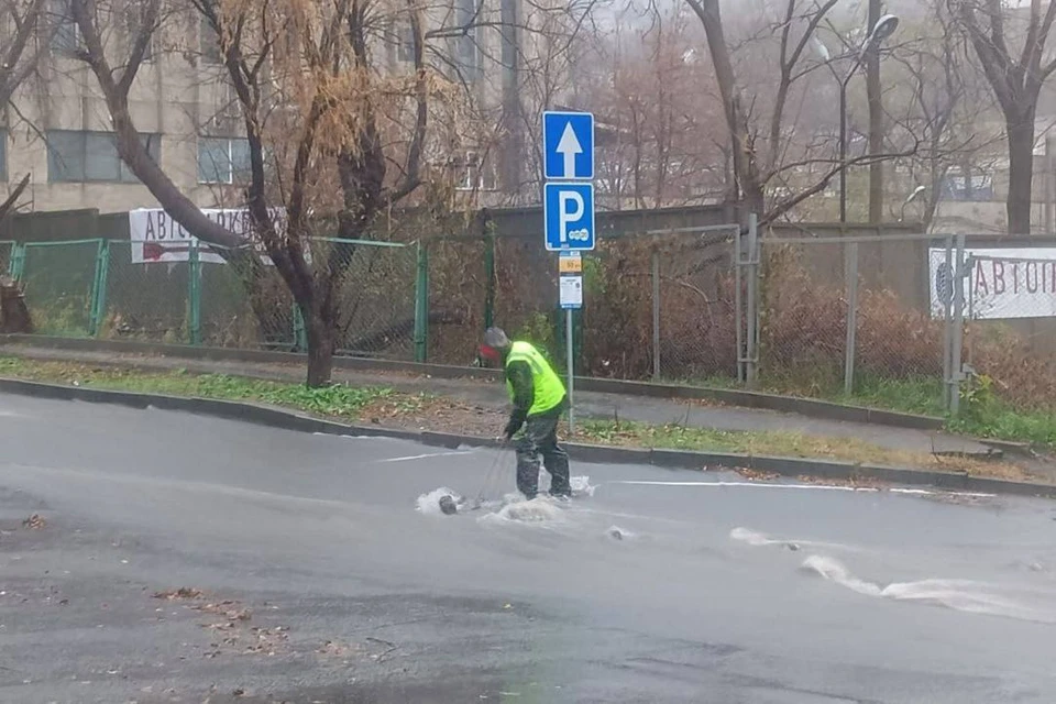 Снятие решеток ускорит уход воды с улиц. Фото: администрация Владивостока