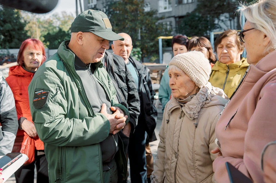Олег Моргун (в центре) держит руку на пульсе городской жизни