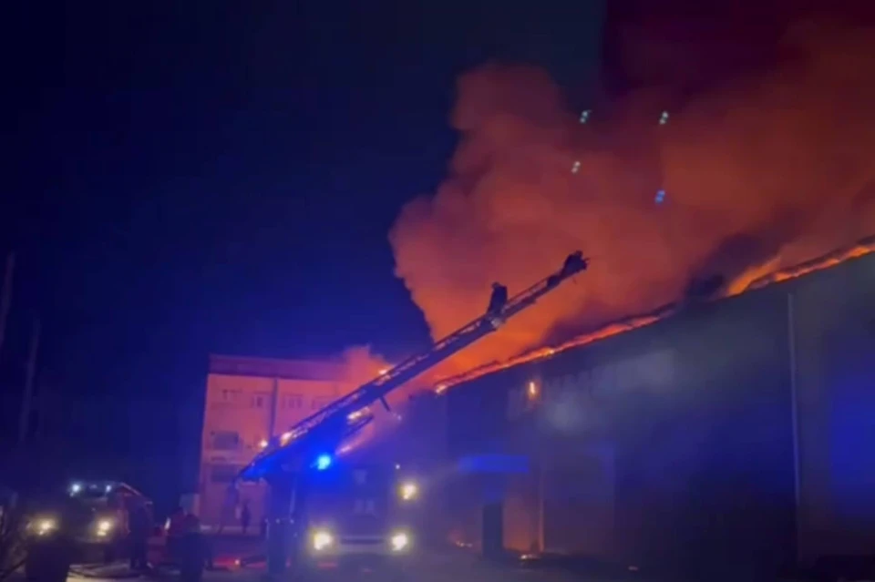 Пожар в ТЦ Гвоздь в Улан Удэ 7 ноября тушат сотрудники МЧС
