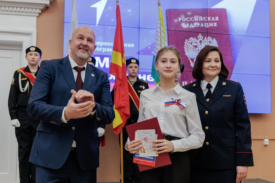 Депутат Гордумы Иван Горнов поздравил школьников с получением паспорта.
