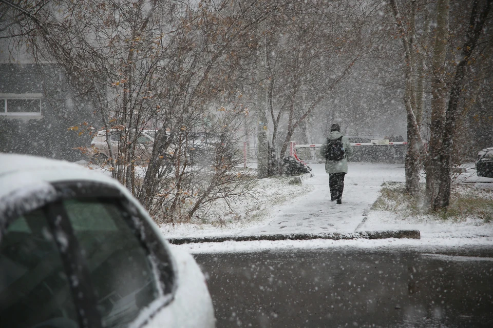 В Красноярске больше ста машин вывели на уборку снега