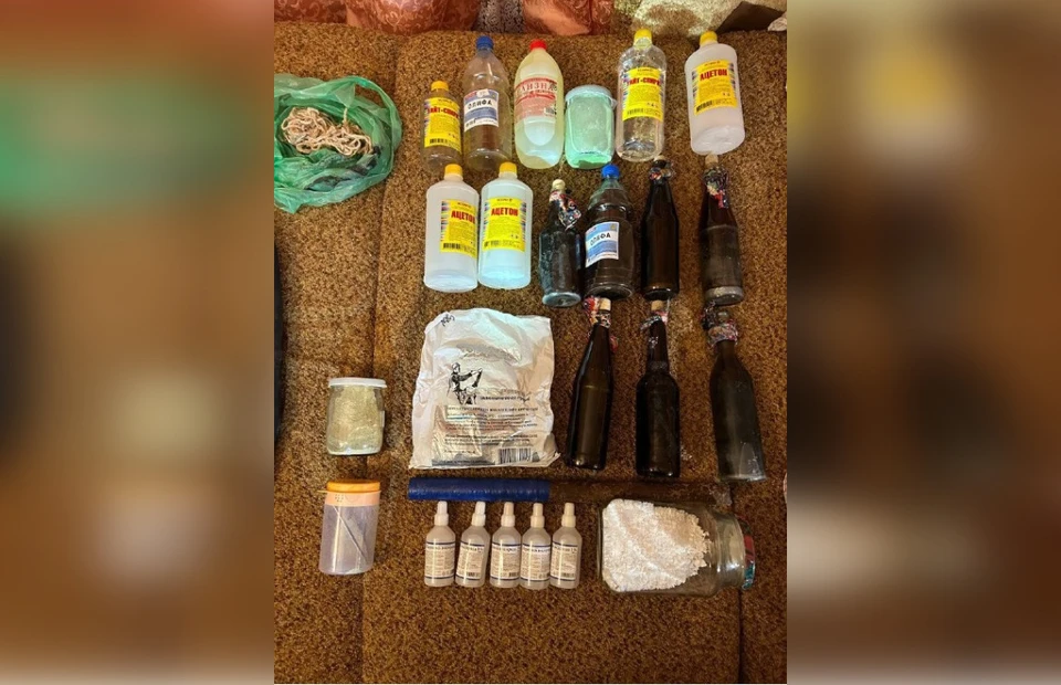 При обыске у школьника нашли несколько бутылок "коктейля Молотова" и три литра ацетона / Фото: t.me/Hinshtein