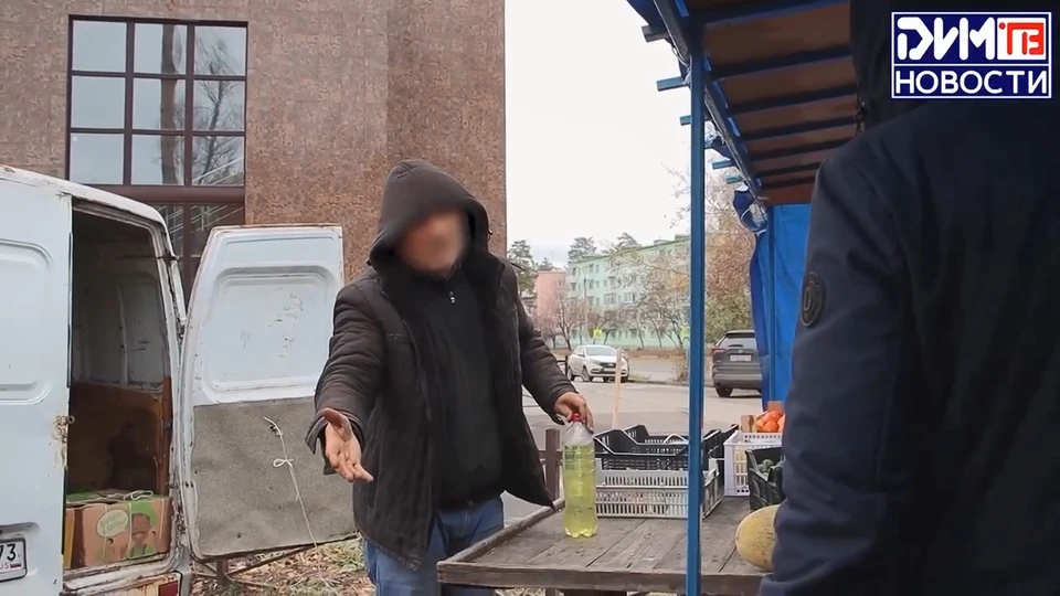 В Димитровграде незаконный торговец плеснул бензином на сотрудников мэрии | ФОТО: скриншот с видео