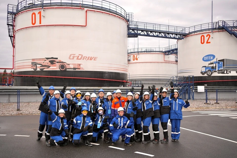 Студенты из России и Китая познакомились с передовыми технологиями контроля качества топлива. Фото: Павел Литвинов.