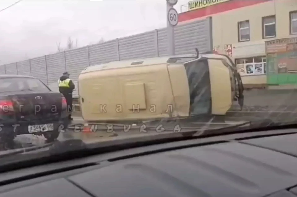 На записи видно, что автомобиль перевернулся на бок. Фото и видео: ТГ-канал "Новости Оренбурга"